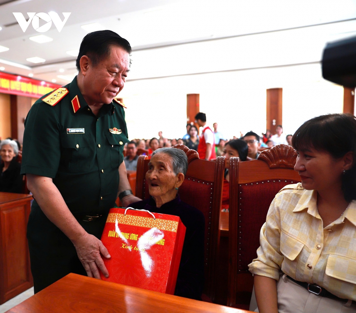 Dai tuong nguyen trong nghia tham, tang qua nguoi co cong tai gia lai hinh anh 2