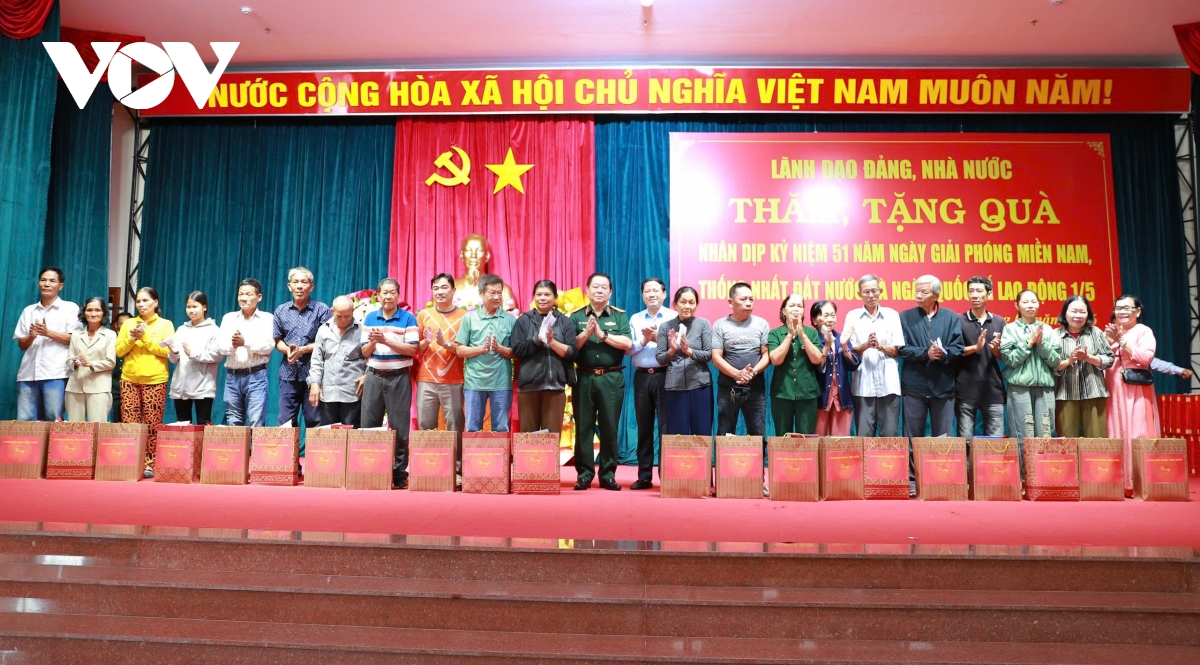 Dai tuong nguyen trong nghia tham, tang qua nguoi co cong tai gia lai hinh anh 3