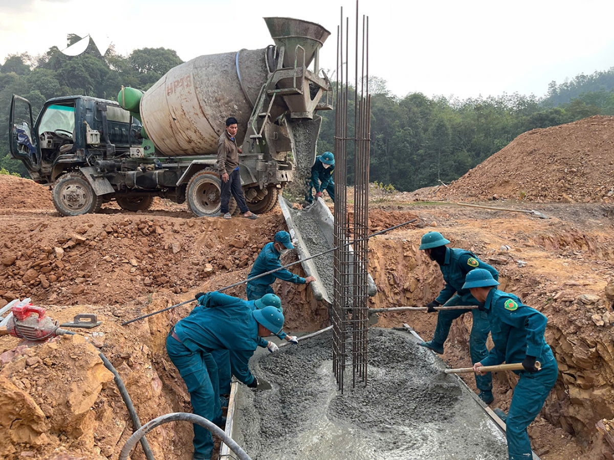 bo doi Da nang vuot nang xay truong hoc vung bien gioi hinh anh 2