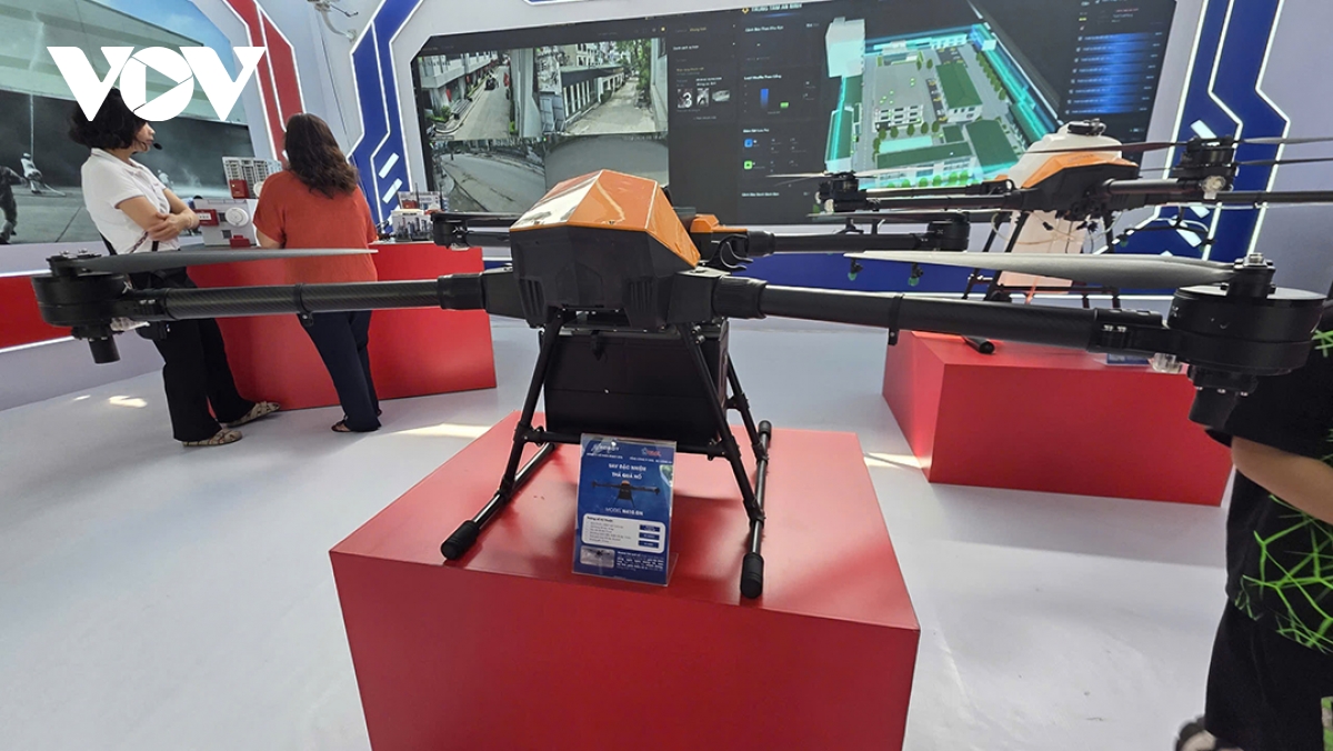 Dong dao nguoi dan den xem trien lam 80 nam an ninh nhan dan - la chan tham lang hinh anh 4