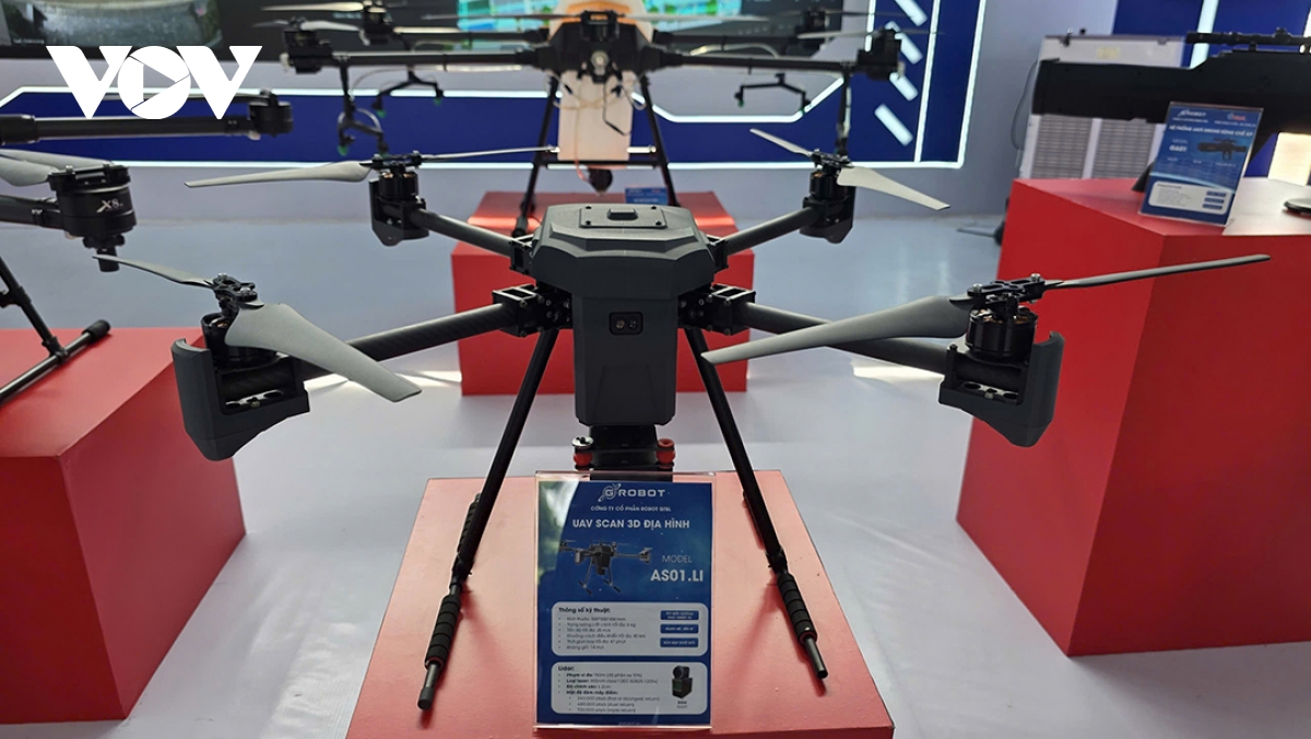 Dong dao nguoi dan den xem trien lam 80 nam an ninh nhan dan - la chan tham lang hinh anh 1