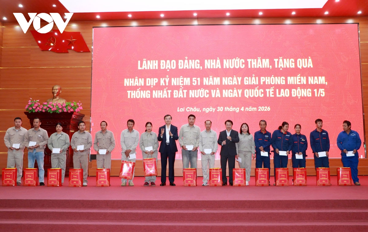 Doan cong tac cua Dang, nha nuoc tham, tang 200 suat qua cho nguoi dan lai chau hinh anh 1