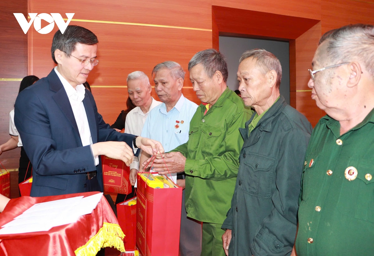 Doan cong tac cua Dang, nha nuoc tham, tang 200 suat qua cho nguoi dan lai chau hinh anh 2