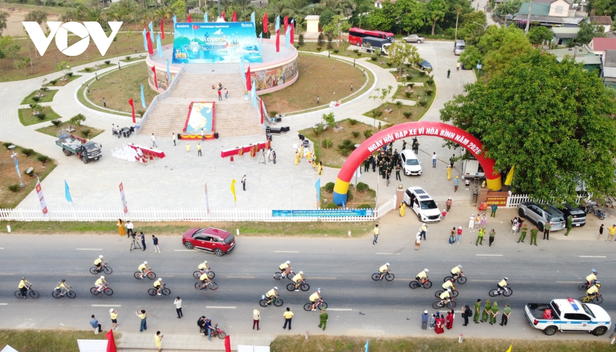 hon 1.000 nguoi tham gia ngay hoi dap xe vi hoa binh tai quang tri hinh anh 3