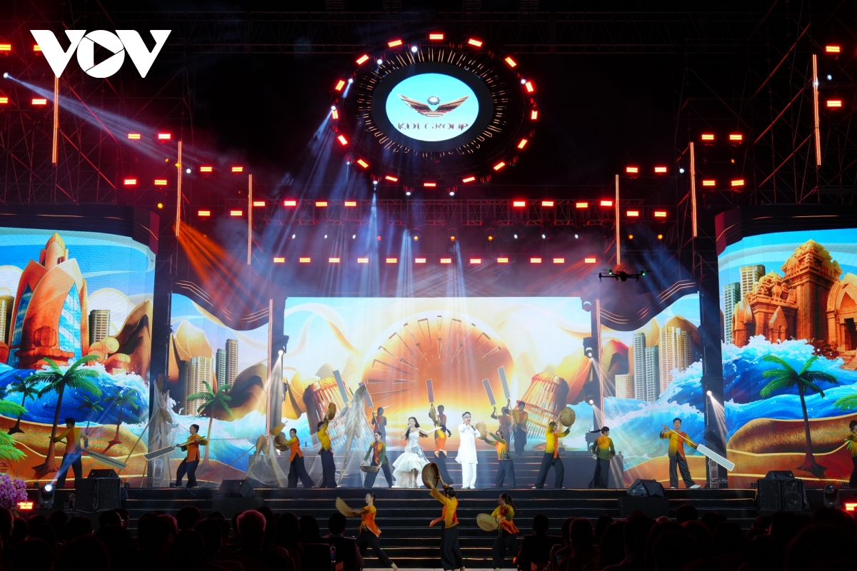 Dem nghe thuat cham ban sac ket tinh hoa ben vinh nha trang hinh anh 2