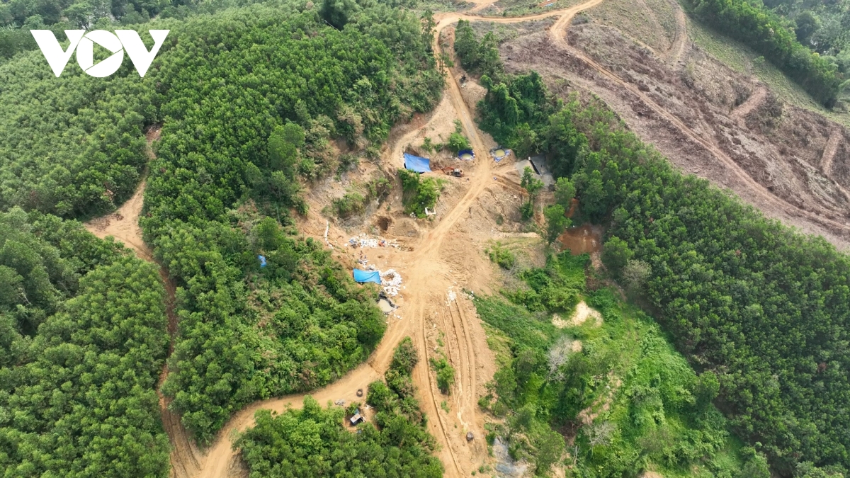  vang tac dao nui, mo duong, lap camera ngang nhien hoat dong o mien nui Da nang hinh anh 1