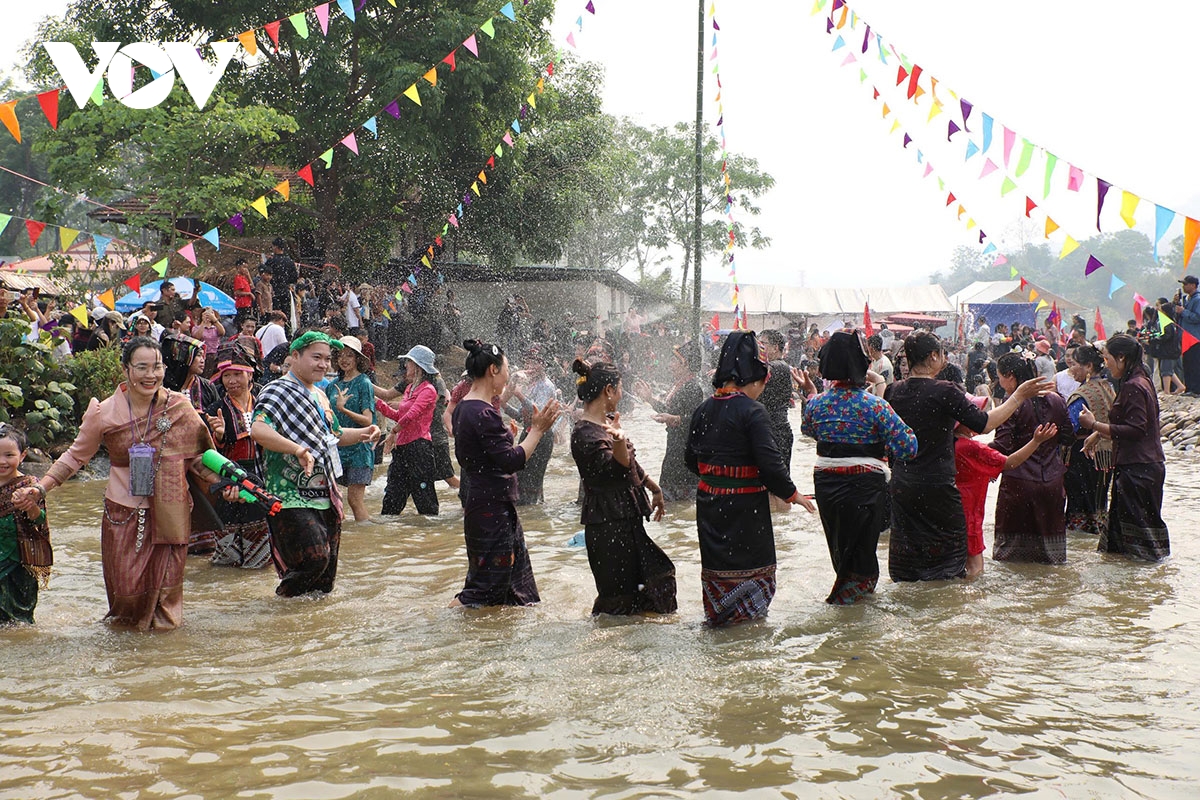 ron rang tet te nuoc bun huot nam cua nguoi lao o tinh Dien bien hinh anh 14