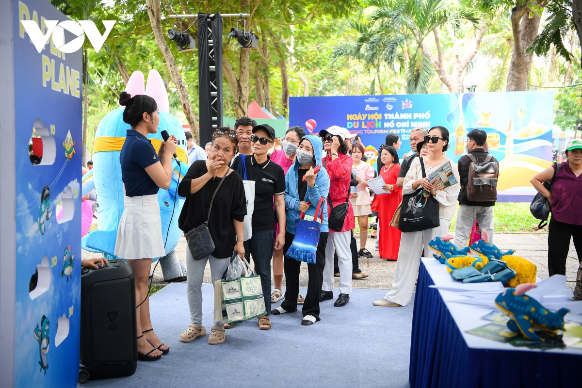 nguoi dan tp.hcm va du khach doi nang san tour du lich he hinh anh 2