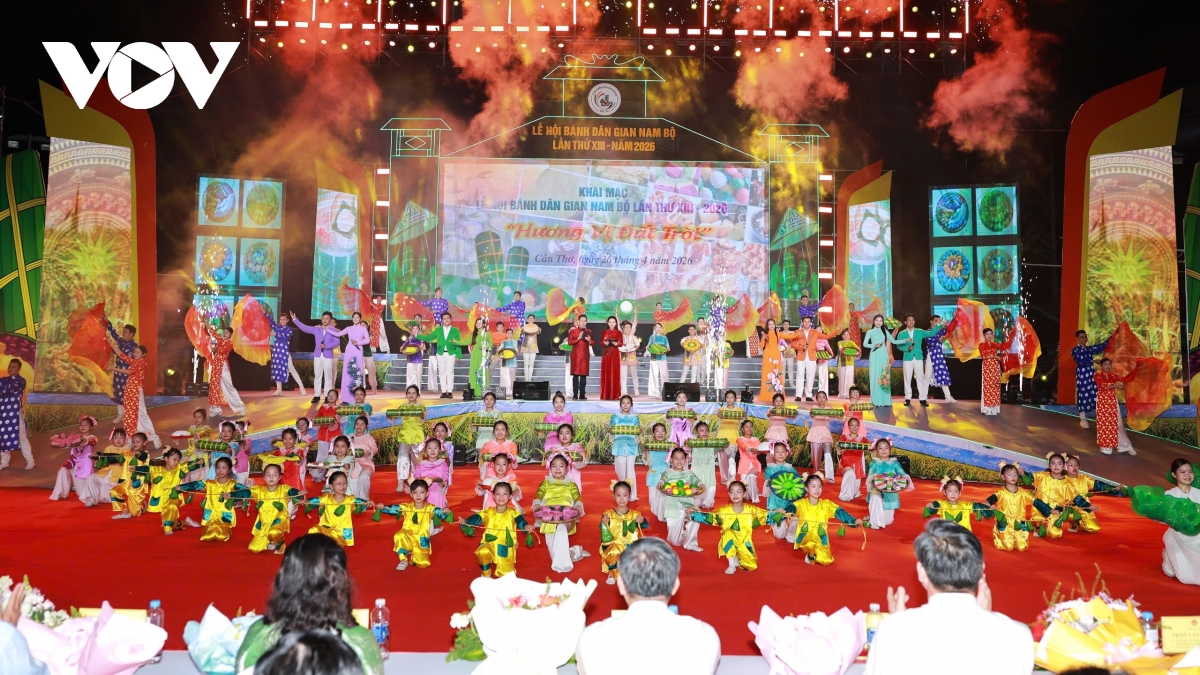 man nhan chuong trinh nghe thuat huong vi dat troi - le hoi banh dan gian nam bo hinh anh 13