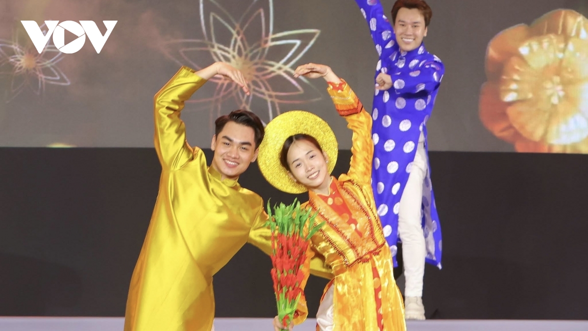 man nhan chuong trinh nghe thuat huong vi dat troi - le hoi banh dan gian nam bo hinh anh 12