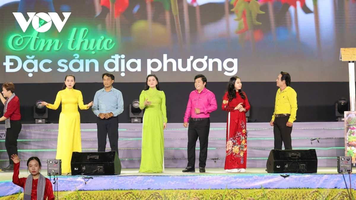 man nhan chuong trinh nghe thuat huong vi dat troi - le hoi banh dan gian nam bo hinh anh 7