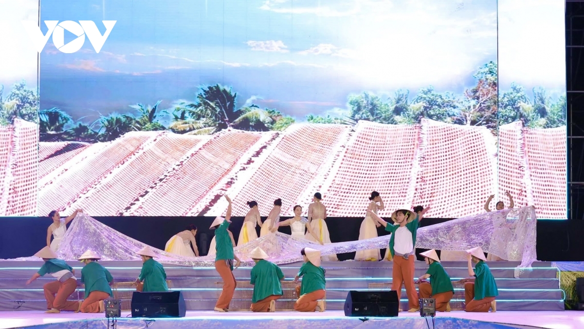 man nhan chuong trinh nghe thuat huong vi dat troi - le hoi banh dan gian nam bo hinh anh 8