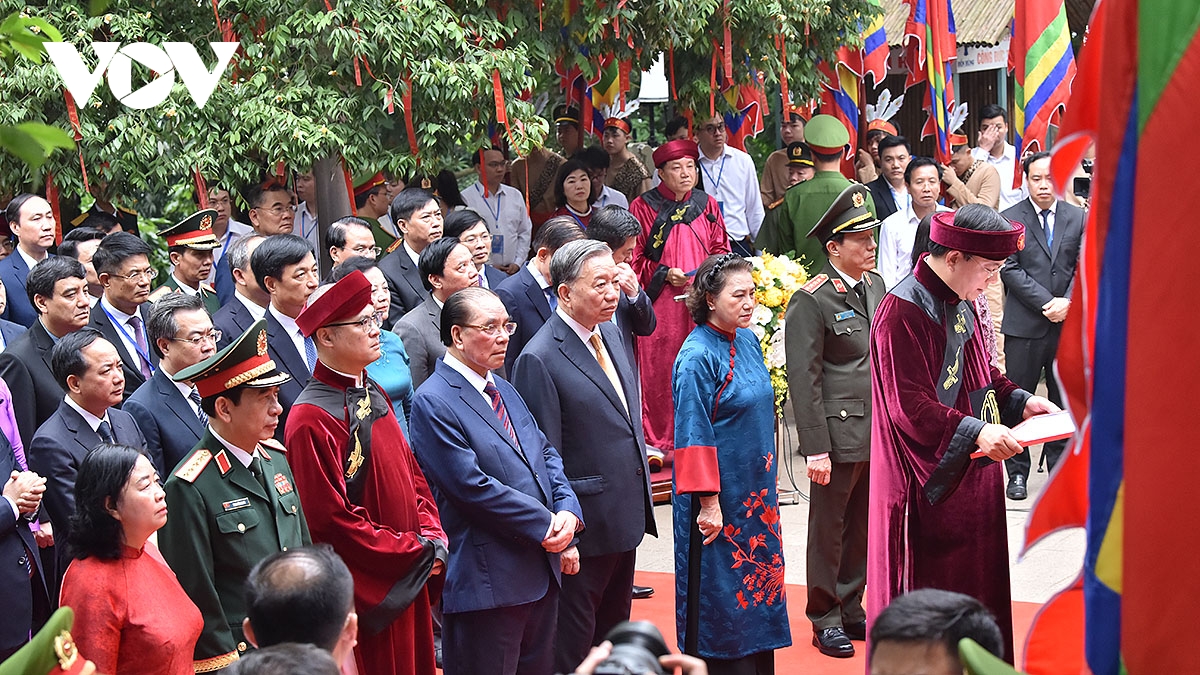 hang van nguoi dan thanh kinh dang huong trong ngay gio to hung vuong hinh anh 2