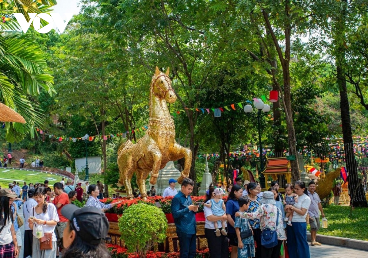 phnom penh ruc ro sac mau trong le hoi nokor sangkranta hinh anh 3