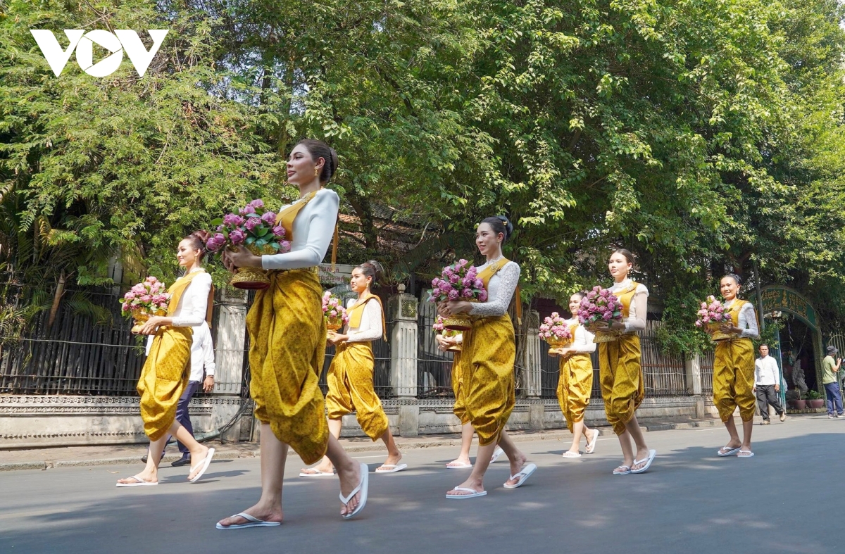 phnom penh ruc ro sac mau trong le hoi nokor sangkranta hinh anh 4