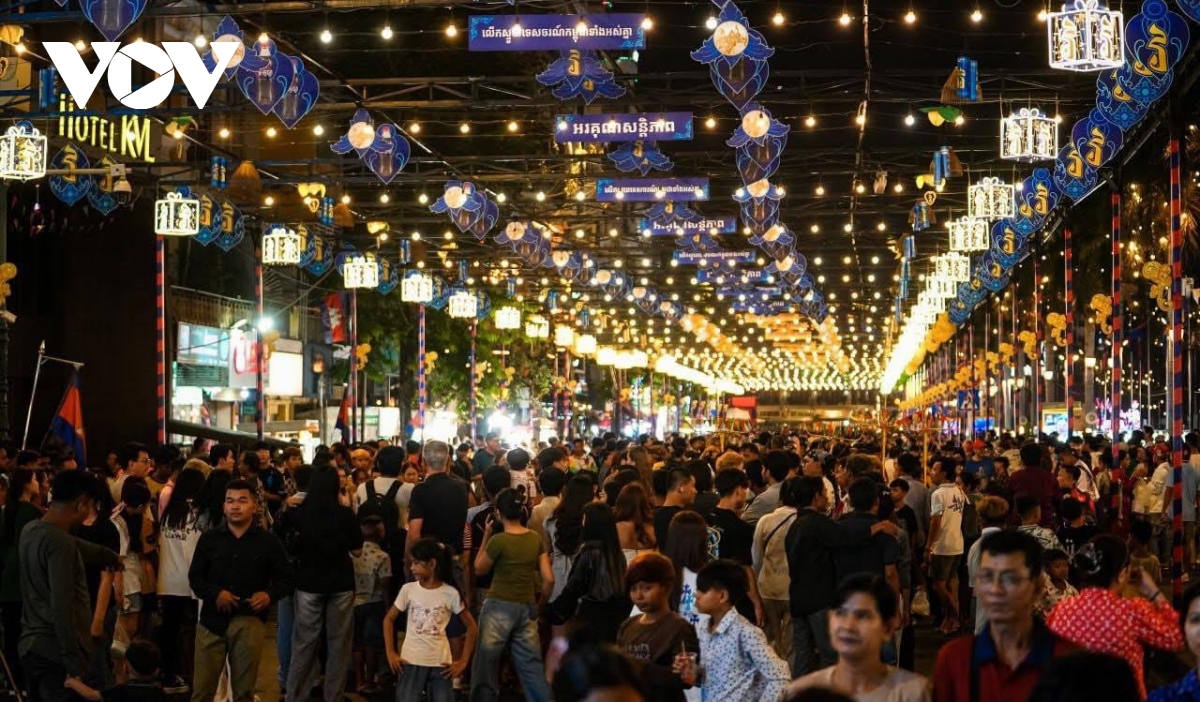 phnom penh ruc ro sac mau trong le hoi nokor sangkranta hinh anh 8