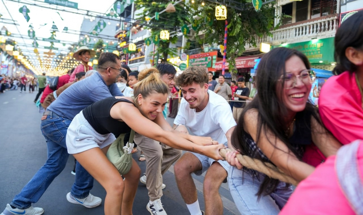 phnom penh ruc ro sac mau trong le hoi nokor sangkranta hinh anh 9