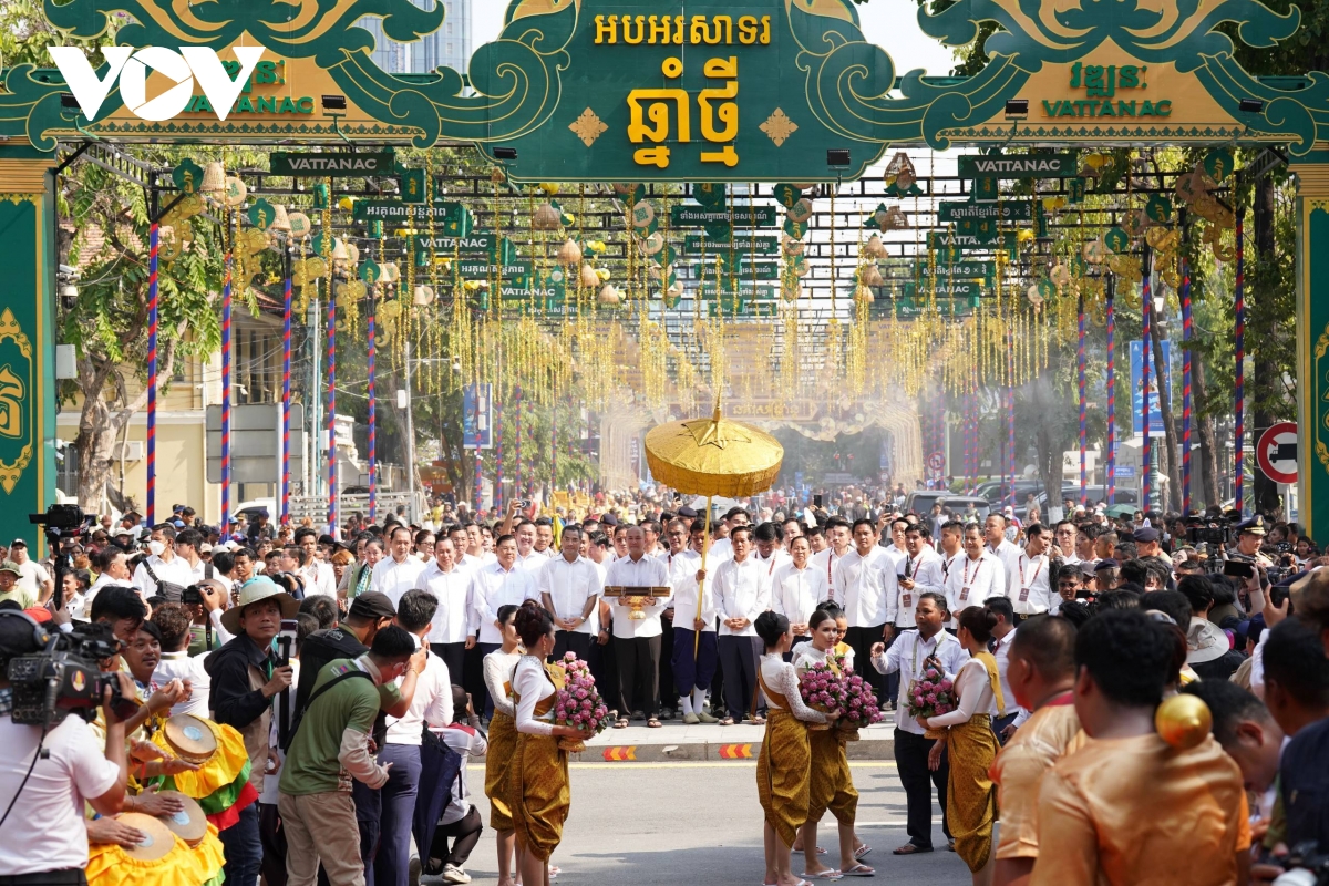 phnom penh ruc ro sac mau trong le hoi nokor sangkranta hinh anh 10