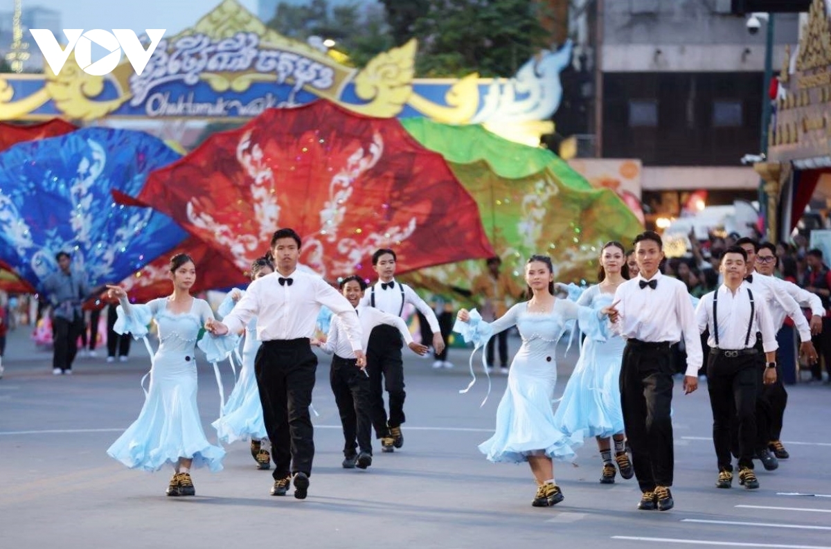 phnom penh ruc ro sac mau trong le hoi nokor sangkranta hinh anh 11
