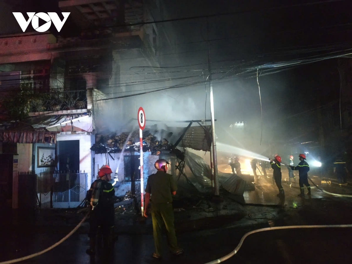 dap tat 2 vu chay o Dong thap, khong de chay lan khu vuc xung quanh hinh anh 1