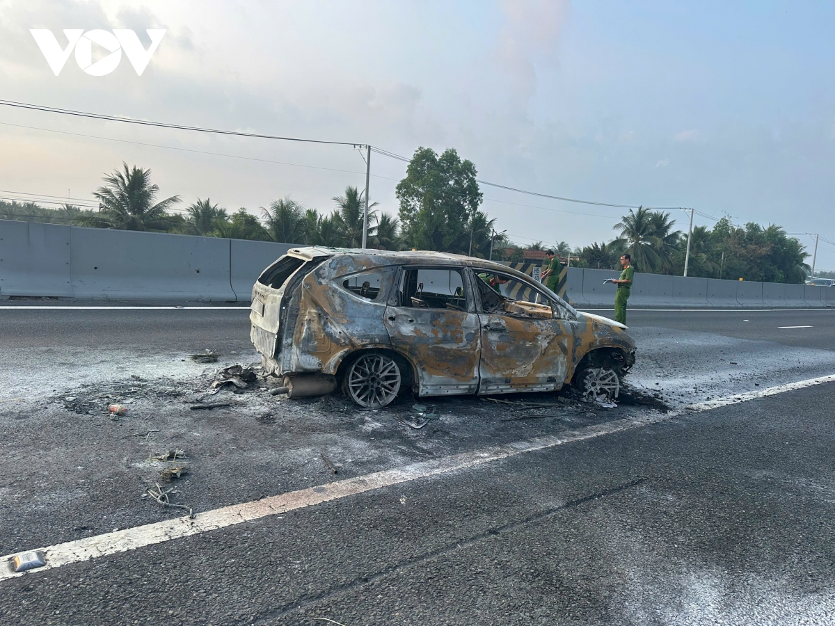 O to dang chay tren cao toc bong dung boc chay, 3 nguoi thoat chet hinh anh 1