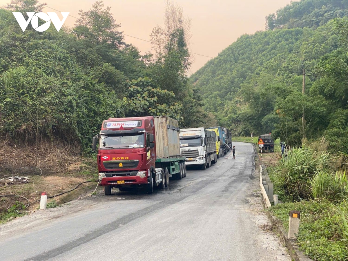 thi diem cho xe so-mi ro-mooc luu thong ban dem tren quoc lo 49 hinh anh 2