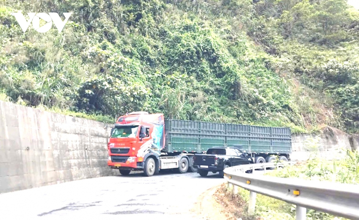 xe so-mi ro-mooc chi duoc chay ban dem, giam ap luc giao thong tren quoc lo 49 hinh anh 5