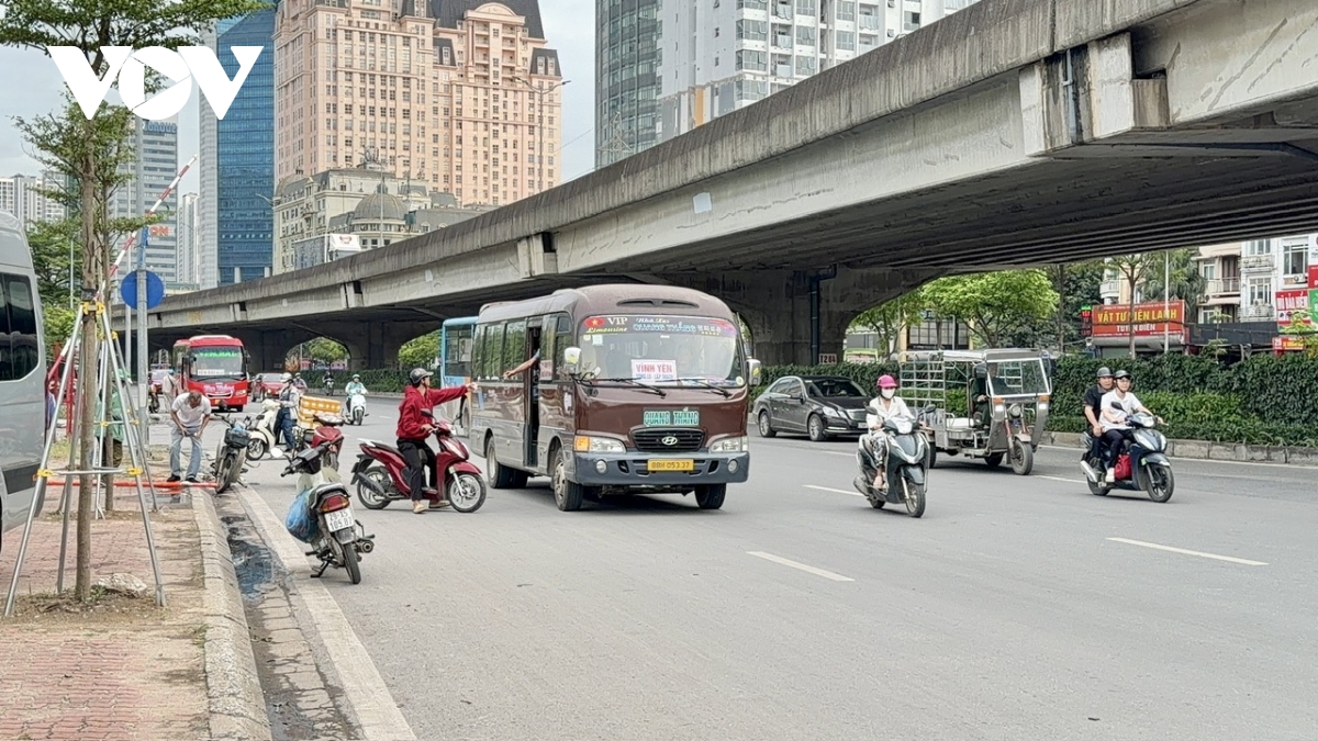  ben coc tai dien tren duong pham hung, nguyen xien do xu phat chua du nghiem hinh anh 3