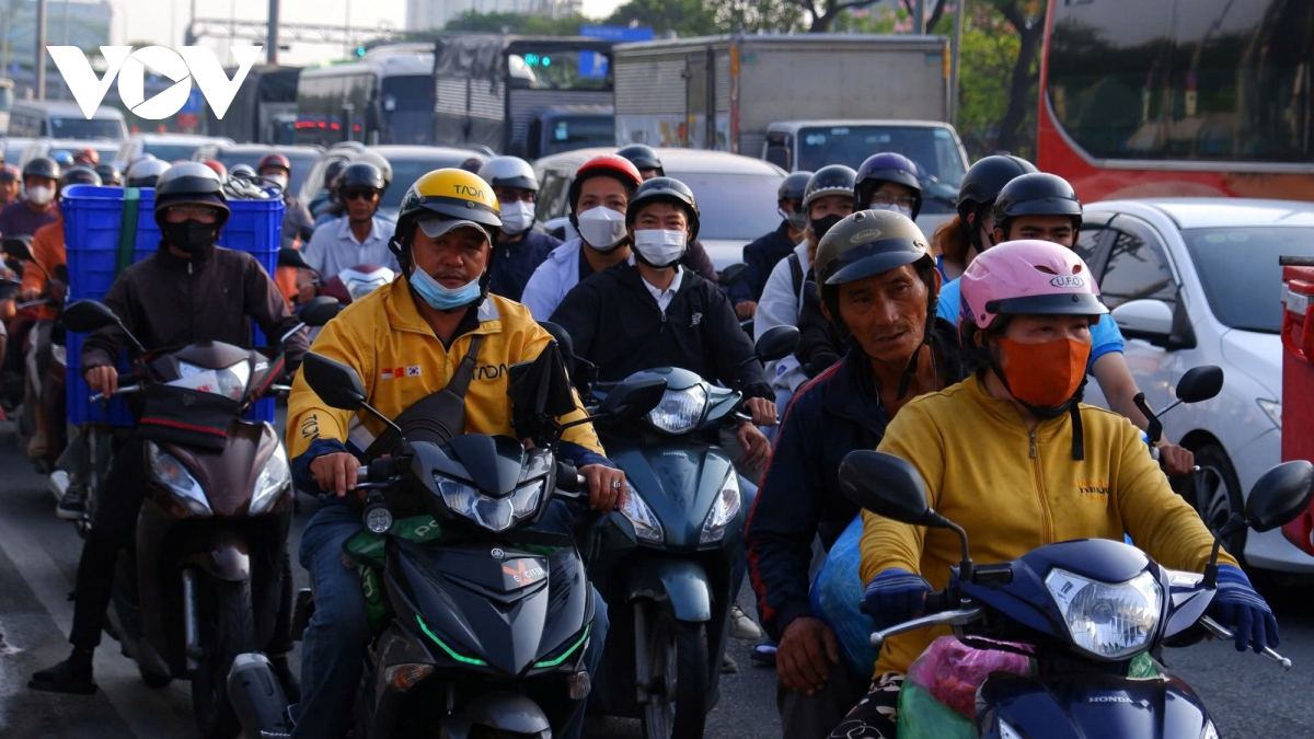 tp.hcm cua ngo dong duc, san bay dan tang nhiet trong ngay dau nghi le hinh anh 4