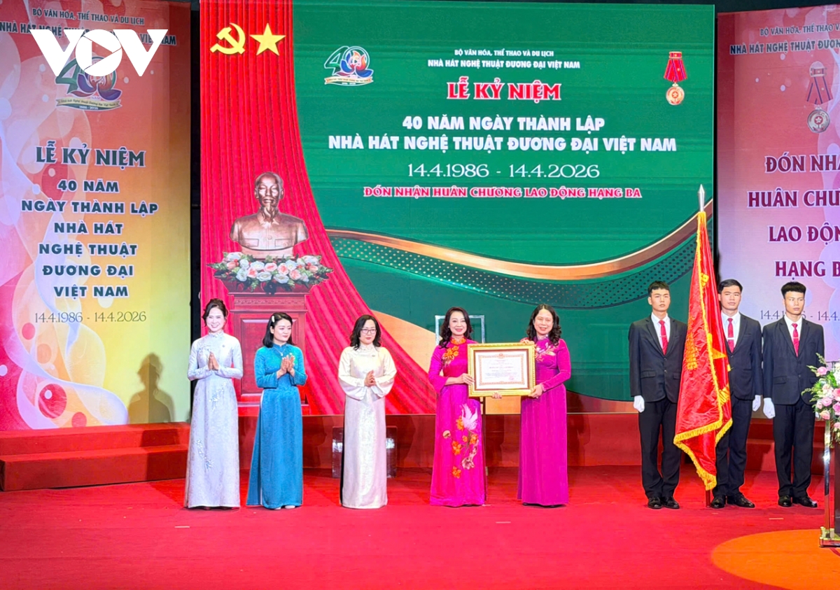 nha hat nghe thuat Duong dai viet nam don nhan huan chuong lao dong hang ba hinh anh 1