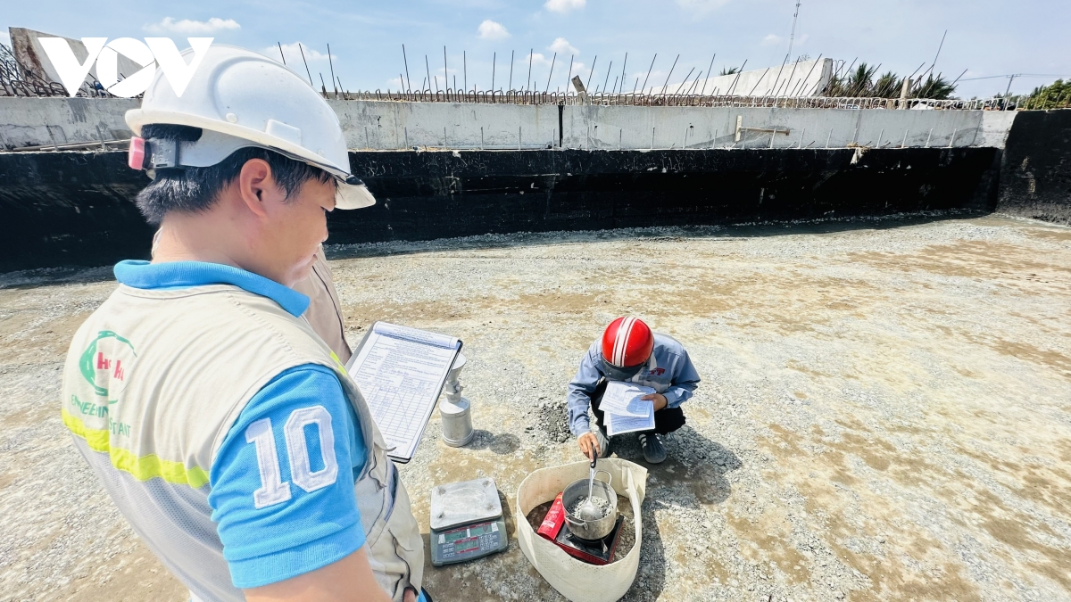 xuyen le tren cong truong cao toc mien tay hinh anh 7