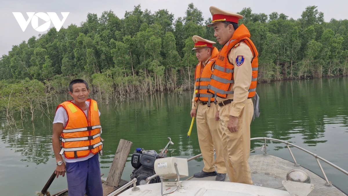 chung tay vi cuoc song binh yen song nuoc tren ho thac ba lao cai hinh anh 1