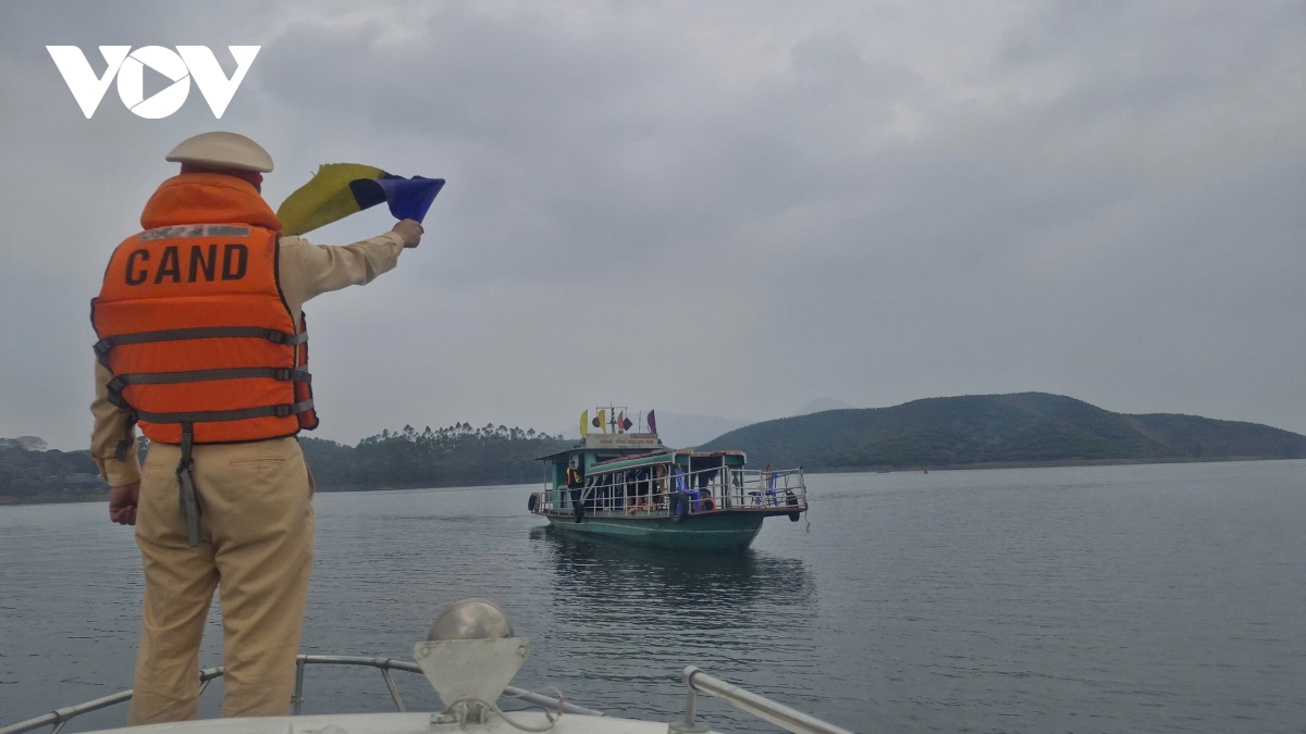 chung tay vi cuoc song binh yen song nuoc tren ho thac ba lao cai hinh anh 2