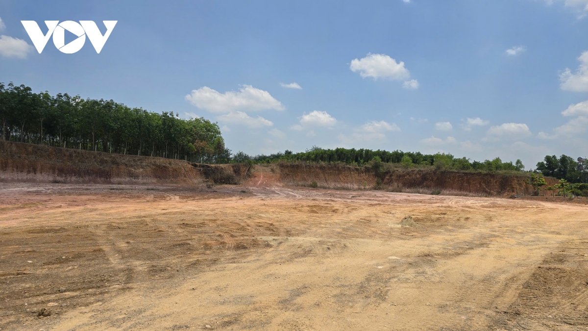 vu khoet dat gay sat lo o Dong nai chua the xac dinh khoi luong dat di doi hinh anh 1