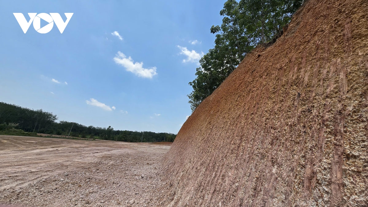 nguoi dan khan thiet cau cuu vi nhom nguoi la khoet dat gay sat lo o Dong nai hinh anh 3