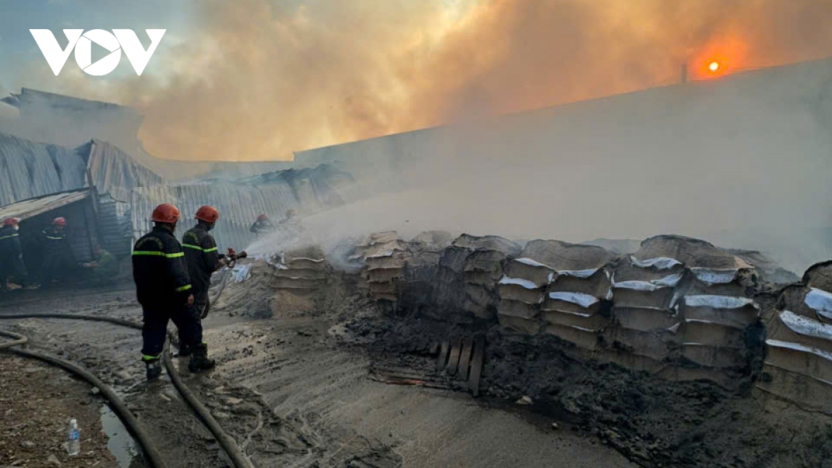 no may nghien dam bao gay chay nha xuong o tp.hcm, 3 nguoi bi thuong hinh anh 1