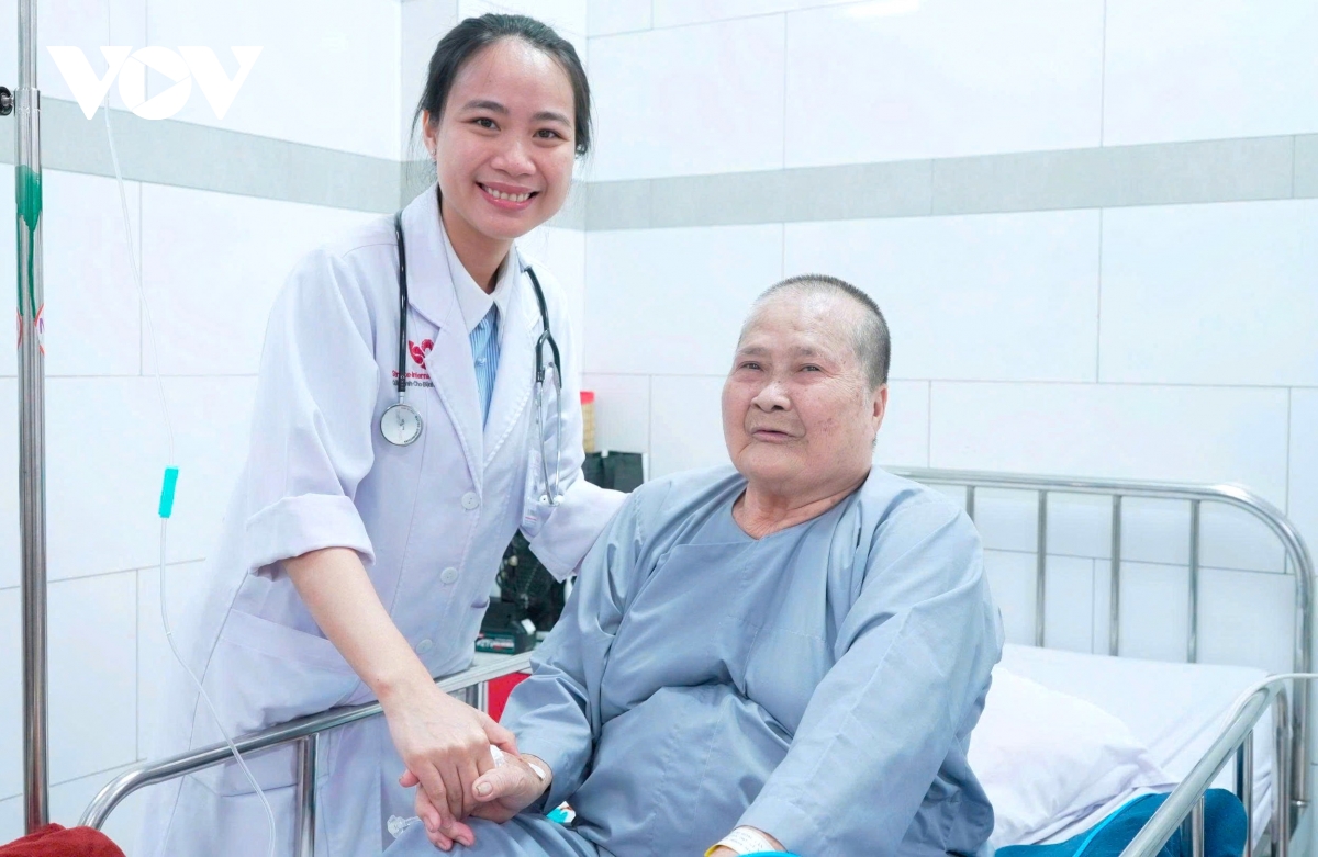 Hy hữu: Hạt sapoche mắc trong phổi cụ bà U80 suốt 2 tháng