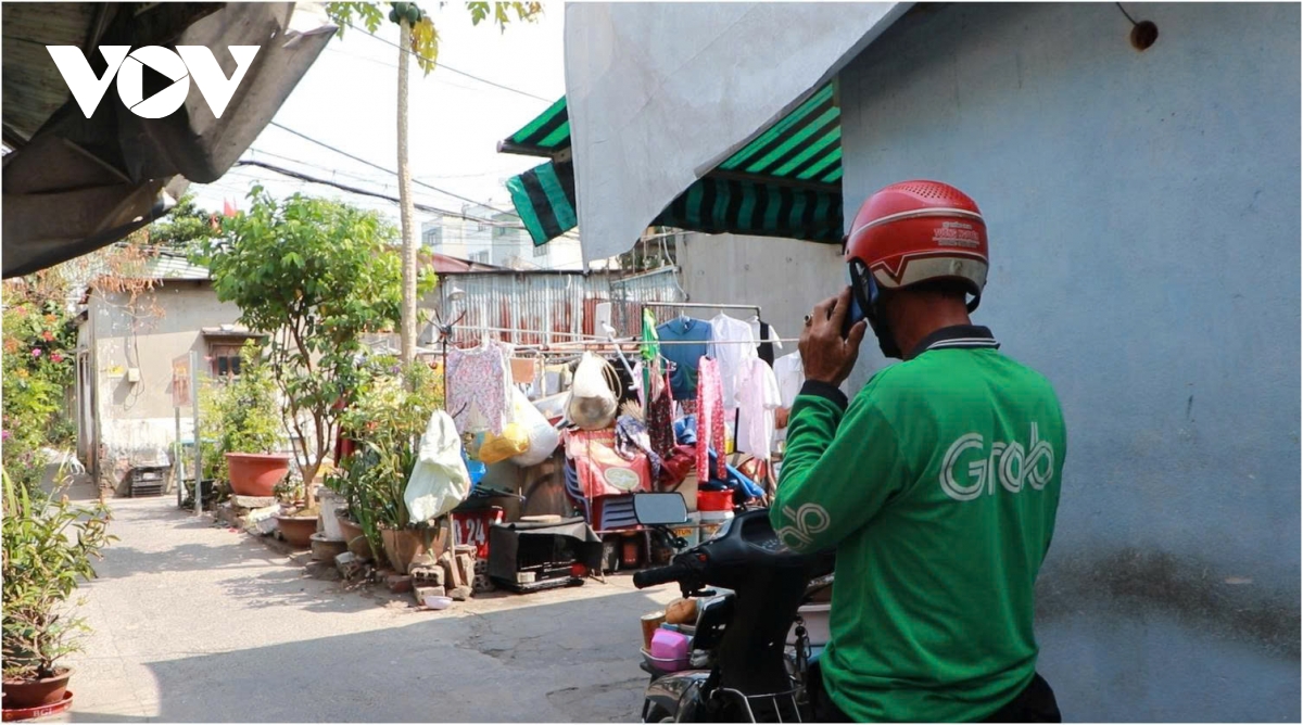 nang dinh diem tai tp.hcm trang dem chay xe, trua ra le duong tron nong hinh anh 2