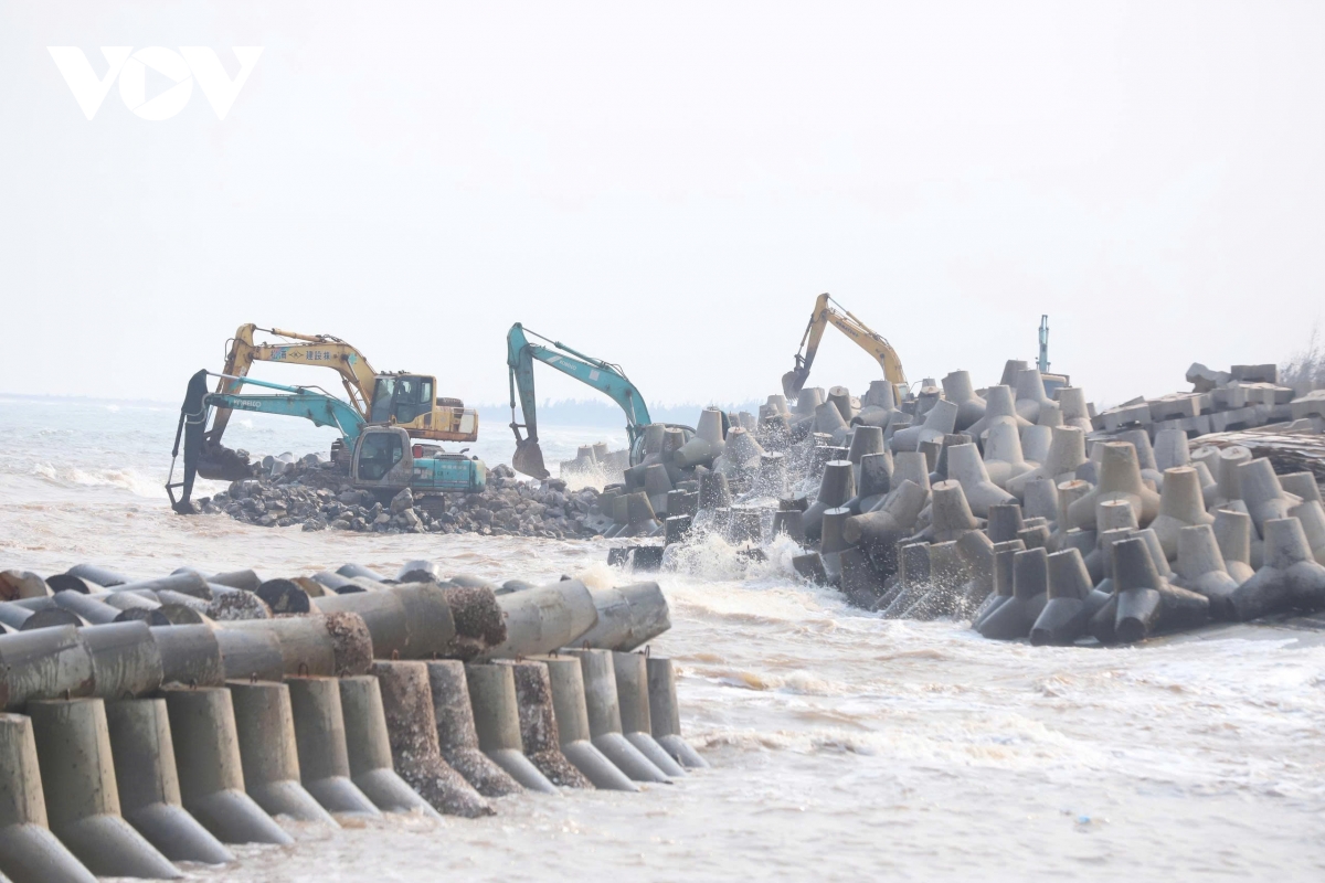 ninh binh xu ly khan cap cac diem sat lo de bien hai thinh truoc mua mua bao hinh anh 1