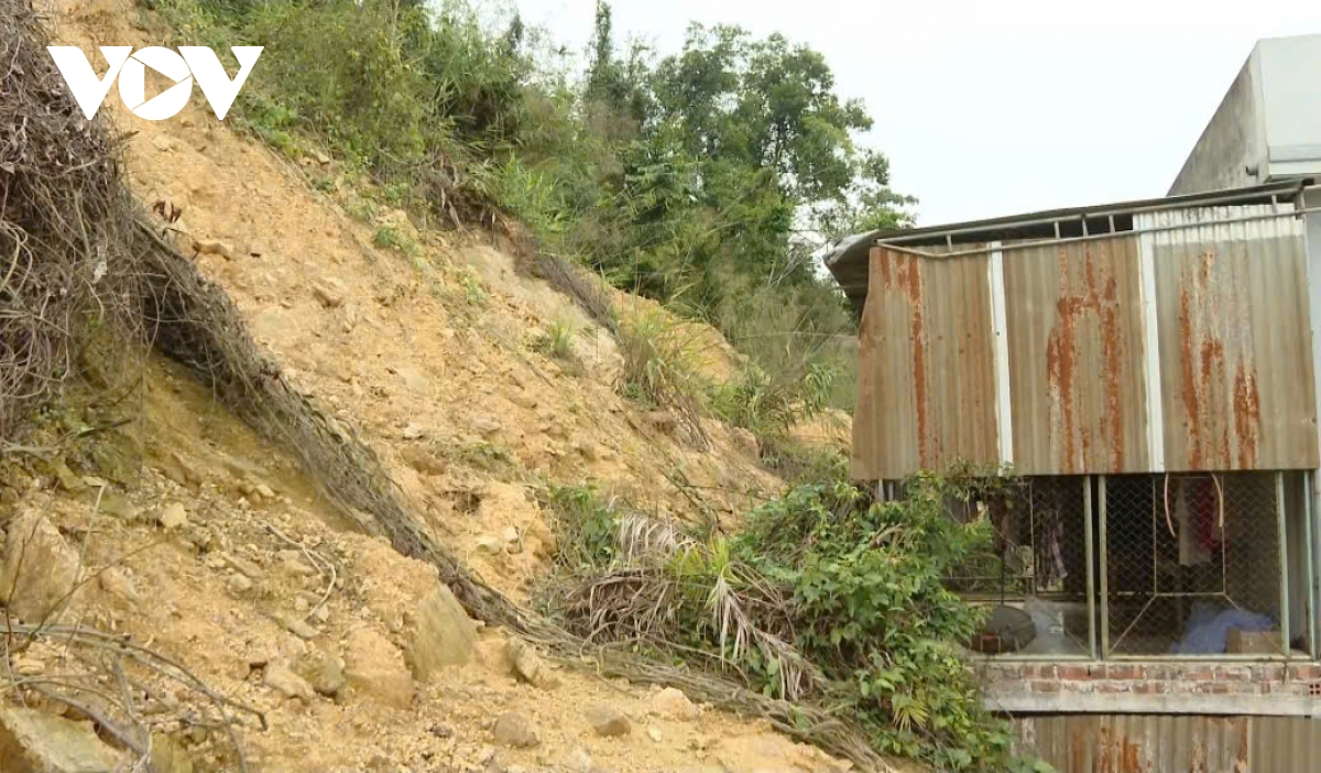sat lo tai nghe an, nguoi dan song ben mieng tu than hinh anh 2
