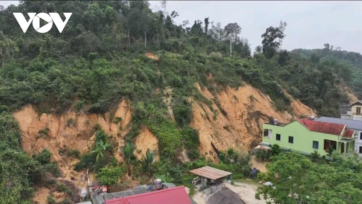 sat lo tai nghe an, nguoi dan song ben mieng tu than hinh anh 1