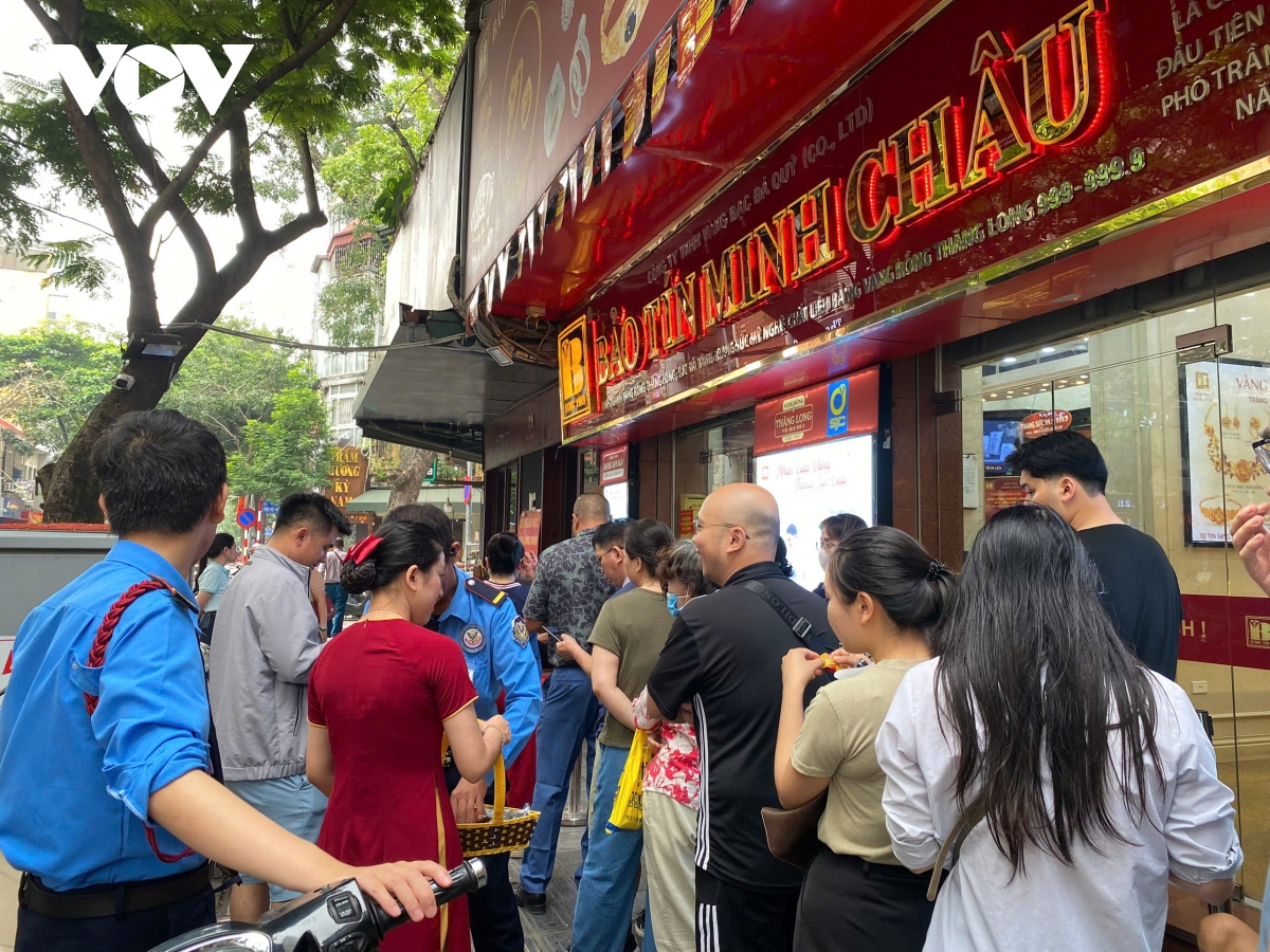 Giá vàng tăng hơn 4 triệu đồng/lượng: Sáng đông khách, trưa hạ nhiệt