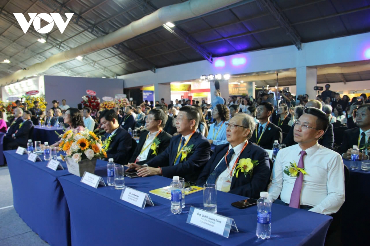 saigontex 2026 thu hut hon 1.000 doanh nghiep, cap nhat cong nghe nganh det may hinh anh 1