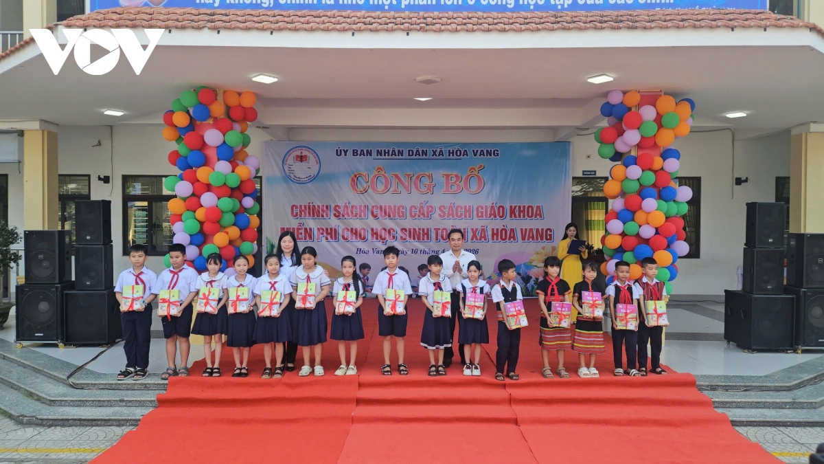 xa dau tien trong ca nuoc cap sach giao khoa mien phi cho hoc sinh hinh anh 1