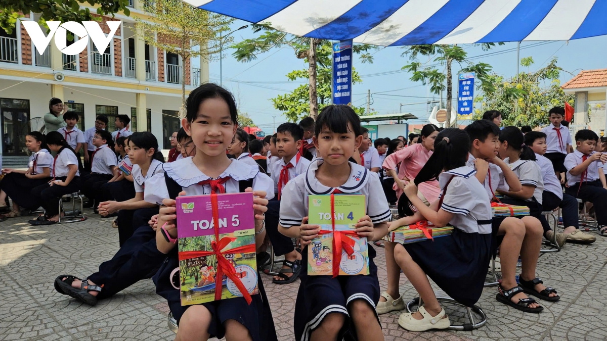 xa dau tien trong ca nuoc cap sach giao khoa mien phi cho hoc sinh hinh anh 3