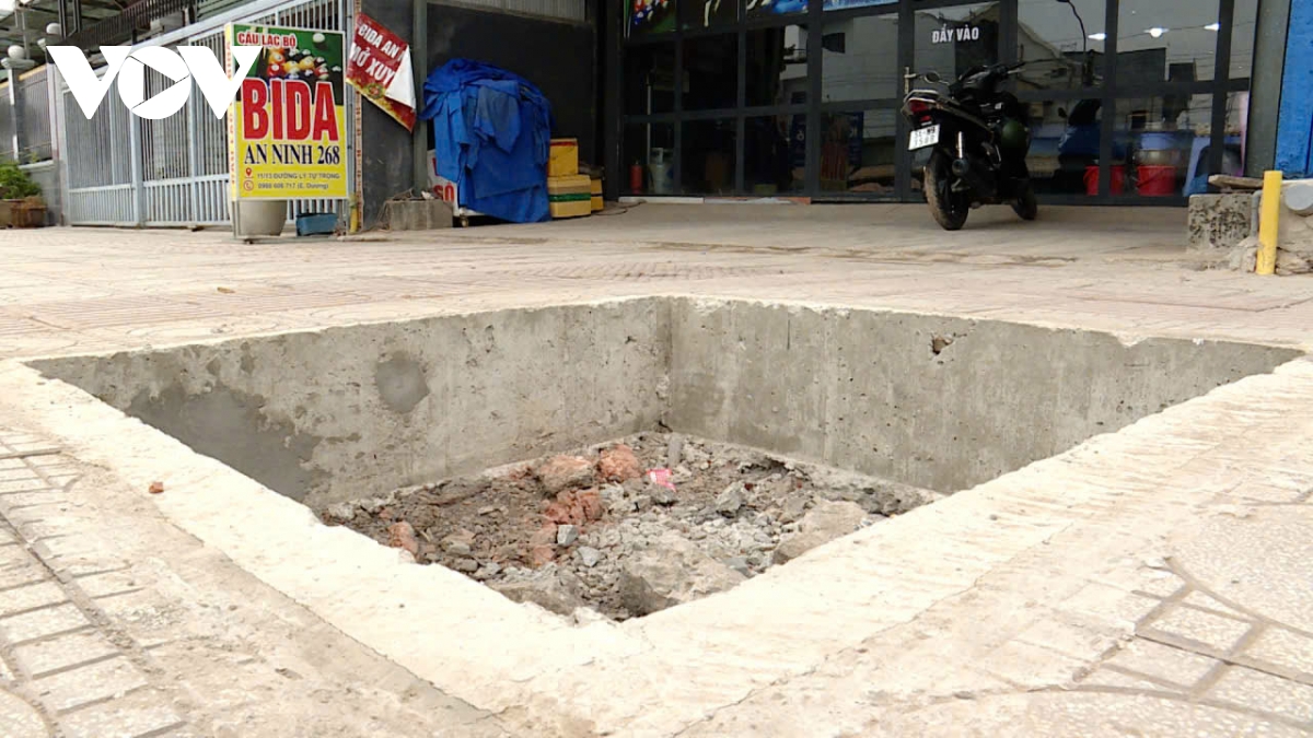 cong trinh ngan ty dong tai tp.hcm giang bay nguoi di bo bang hang loat ho sau hinh anh 3