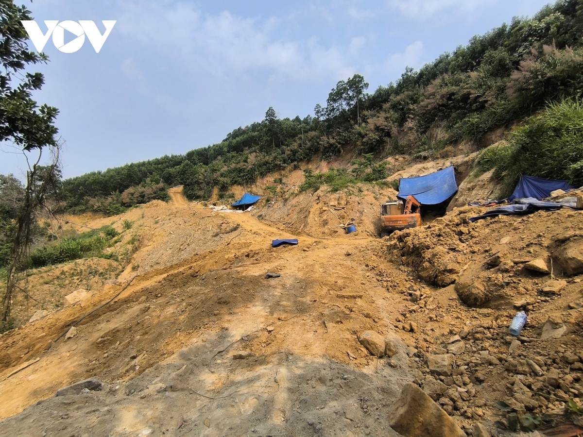  vang tac dao nui, mo duong, lap camera ngang nhien hoat dong o mien nui Da nang hinh anh 3