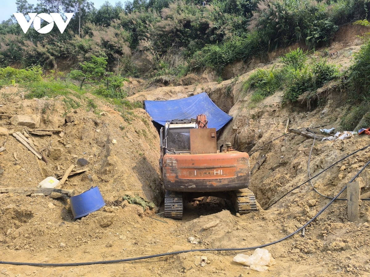  vang tac dao nui, mo duong, lap camera ngang nhien hoat dong o mien nui Da nang hinh anh 2