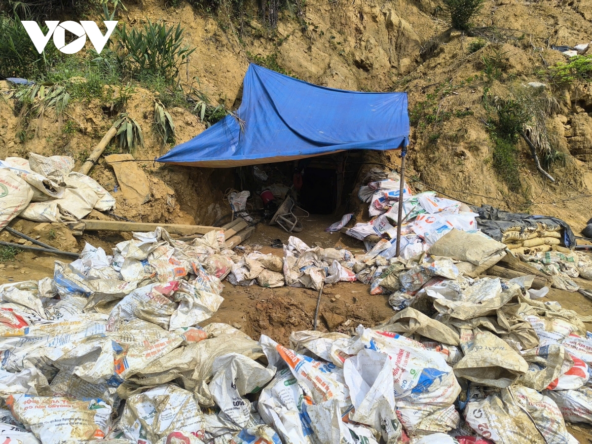  vang tac dao nui, mo duong, lap camera ngang nhien hoat dong o mien nui Da nang hinh anh 5