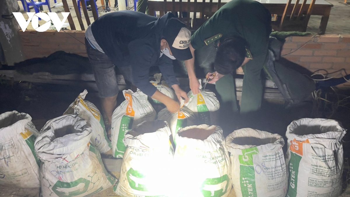 bat giu nguoi dan ong van chuyen trai phep vat lieu no o quang ngai hinh anh 2